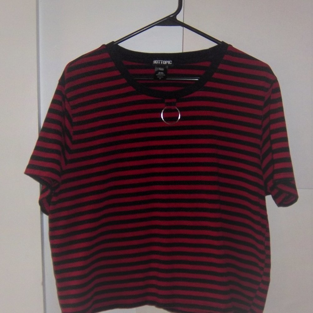 Hot Topic Crop Top T-Shirt Black And Red Striped